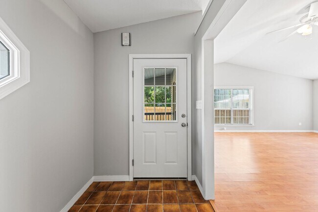 Building Photo - 698 Persimmon St
