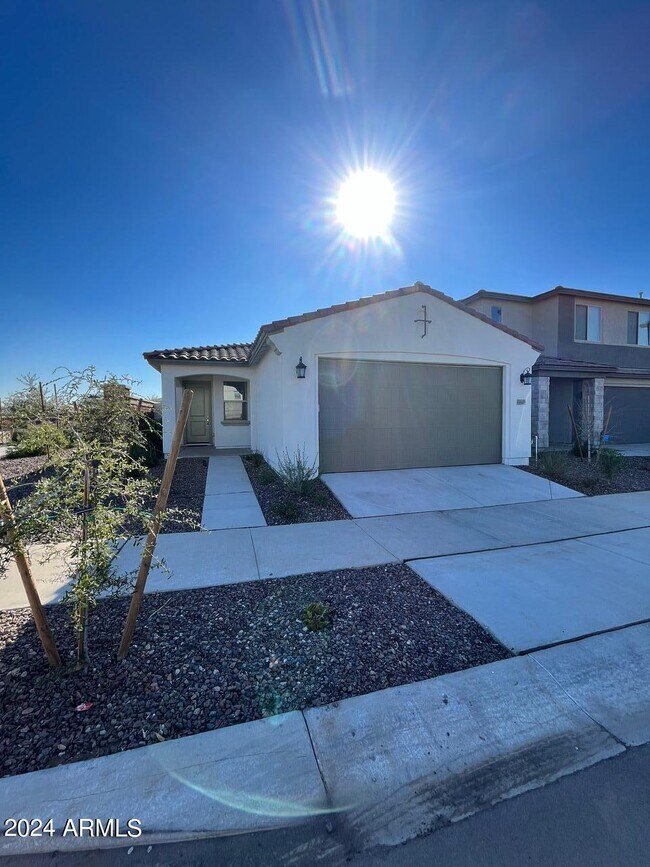Primary Photo - 14649 W Dreyfus St