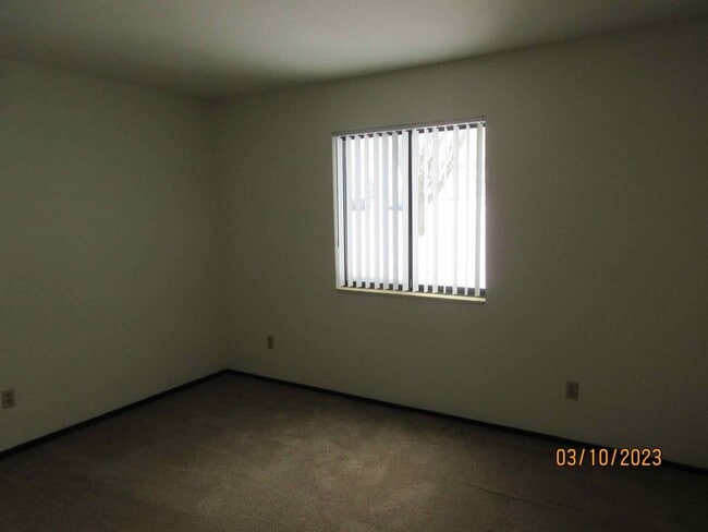 Building Photo - Available Mid-Late September 2025 Remodele...