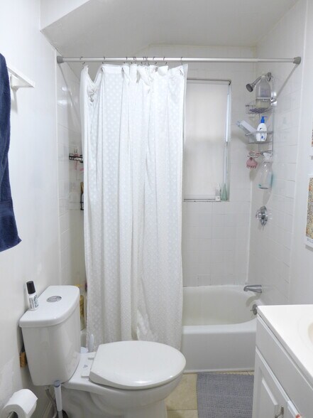 Building Photo - 822 Parker St