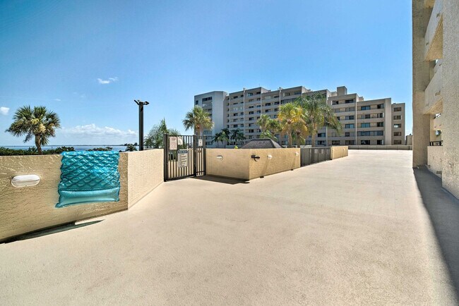Building Photo - 6105 Sea Ranch Dr