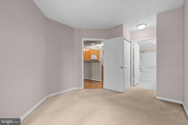 Building Photo - 3101 N Hampton Dr