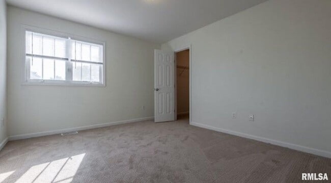 Building Photo - 1611 W Geneva Rd