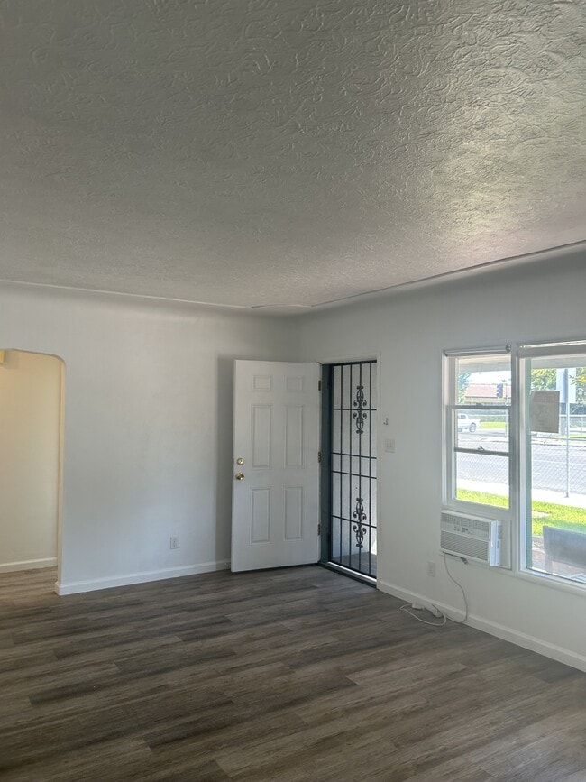 Building Photo - 1301 Higbee Dr