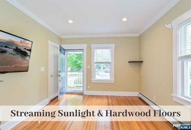 Building Photo - 385 Fern Ave