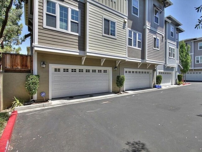 Building Photo - Pleasanton  Vineyard Downtown 3+office/2.5ba w/2 car garage!