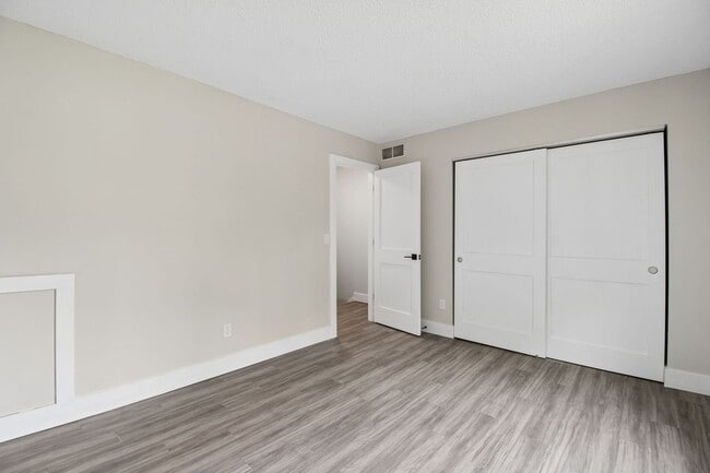 Building Photo - 1385 Country Side Dr