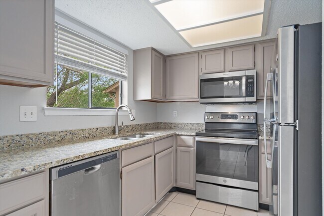 Building Photo - 13357 Water Oak Ln