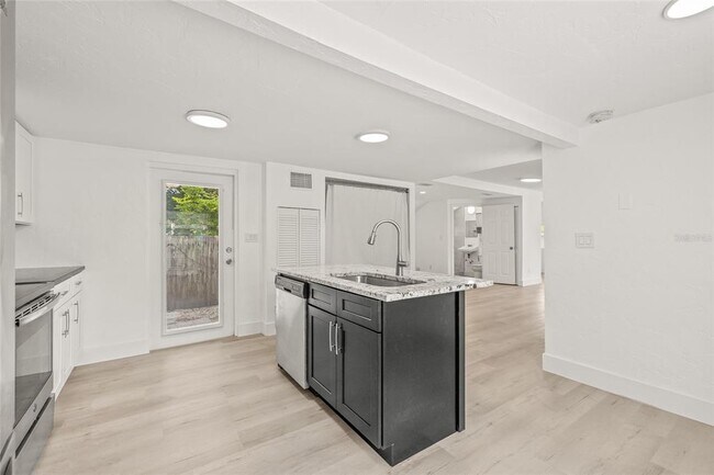 Building Photo - 2856 W Rainbow Cir