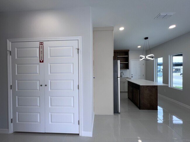 Building Photo - Brand New! 1st Month Free! Don't Miss Out Call today!