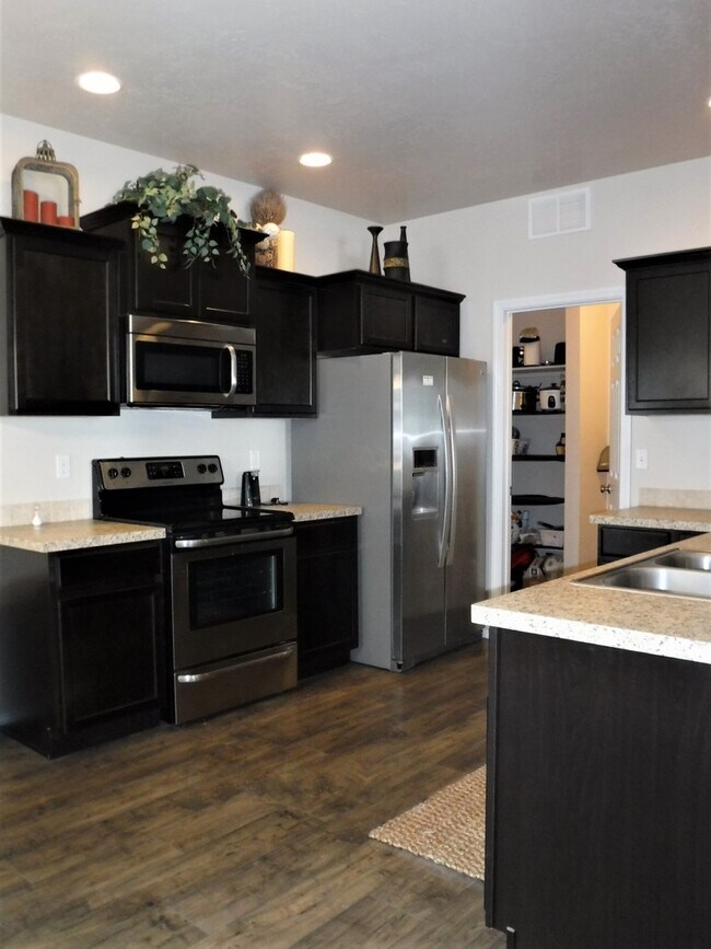 Building Photo - 4 bed 2.5 bath home just off Pine Ave and N Black Cat Rd.