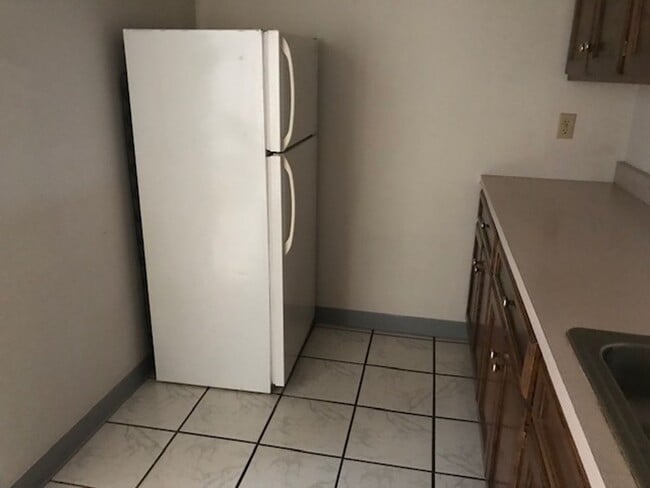 Building Photo - X-Large One Bedroom ground level apartment...