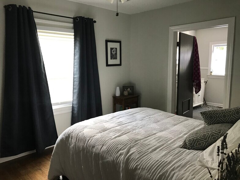 1st bedroom - 1131 Kenwood Dr