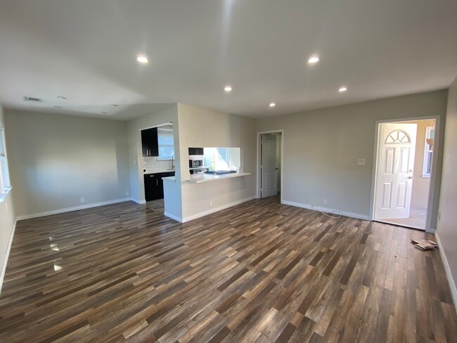 Building Photo - 9059 Lucerne Ave