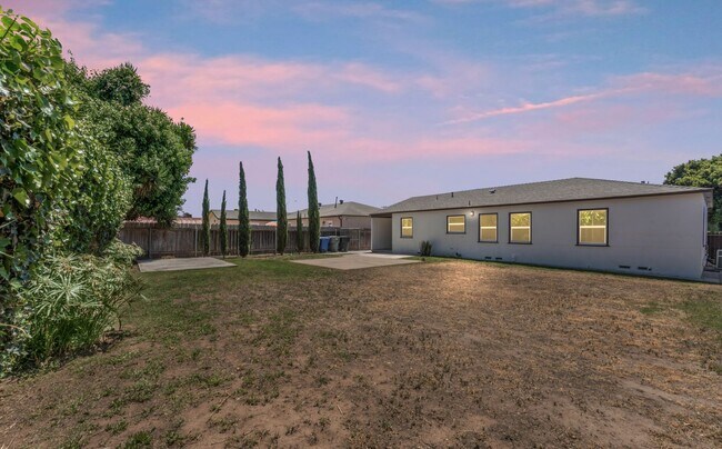 Building Photo - Nicely Remodeled 3 Bed 2 Bath in West Chul...