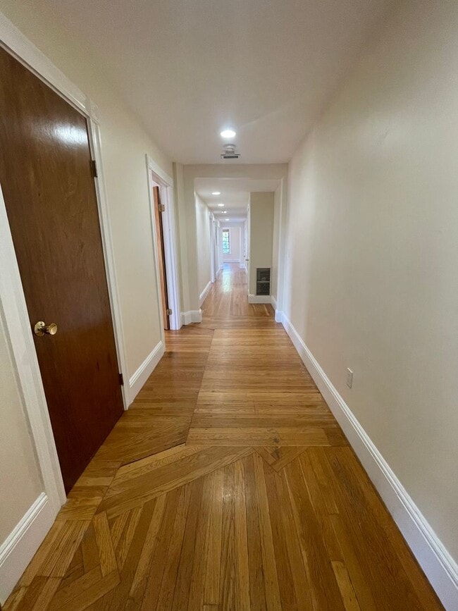 Building Photo - Large, updated 3 bed unit in a prime location in Brookline!