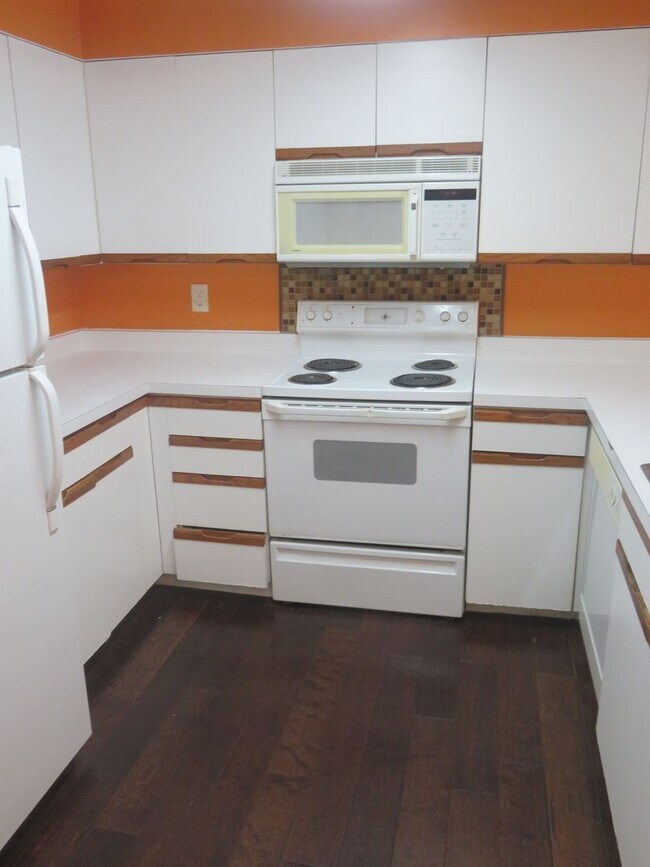 Building Photo - Laurel Villas #105 -3BR/2BA Available for AUGUST 2026 move in!