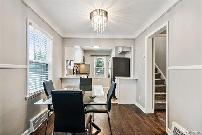 Building Photo - 822 N Gainsborough Ave