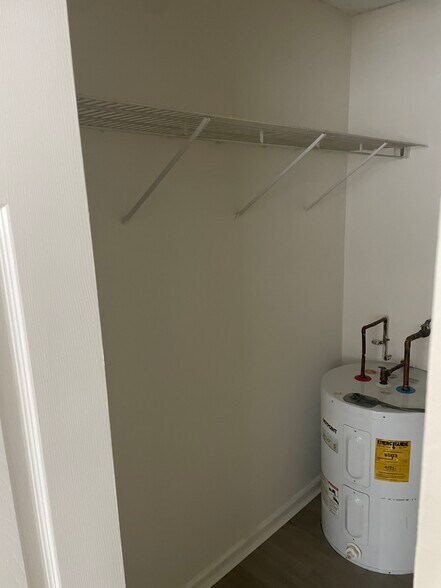 walk in closet right side - 8 SE 19th Ave