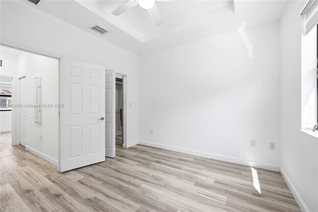 Building Photo - 10537 W 32nd Ln