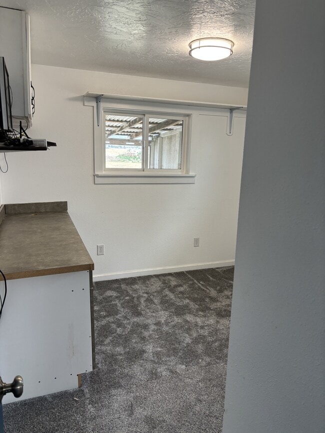 Building Photo - 901 E 800 N