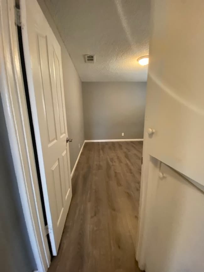 Building Photo - Hedges Ave