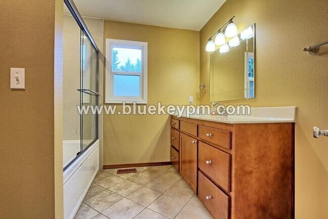 Building Photo - 3 Bed, 3 Bath Home with a LARGE 1/2 Acre Yard and Deck, Boathouse and 2 Bonus Rooms