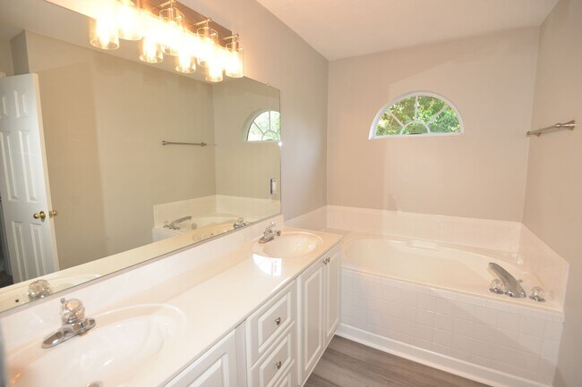 Building Photo - 2 Bedroom Townhome in Cypress Point North