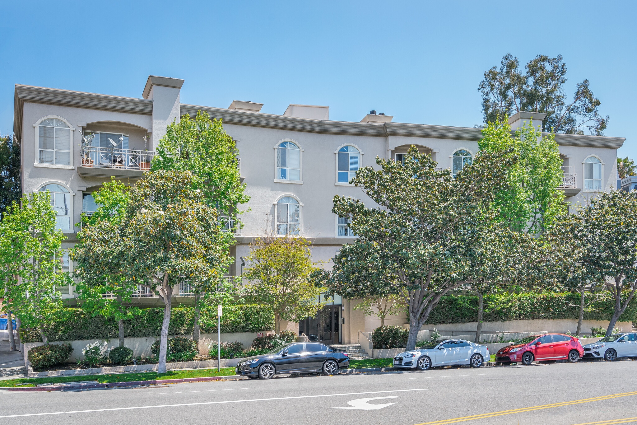 Building Photo - 1820 S Beverly Glen Blvd