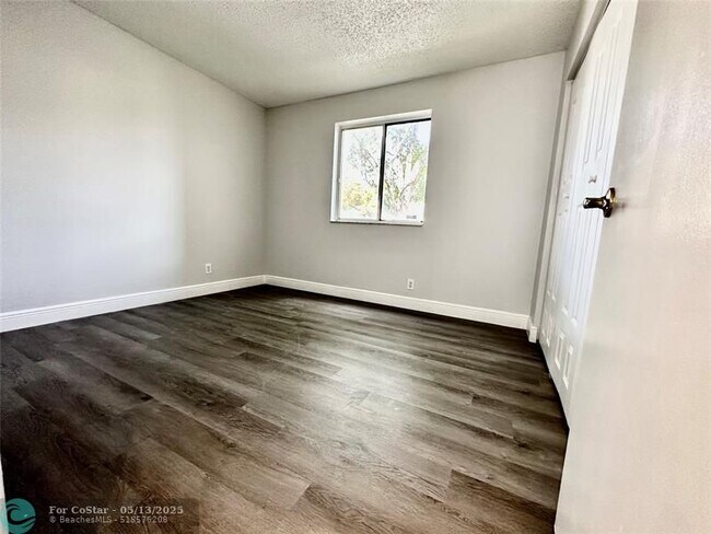 Building Photo - 717 Gardens Dr