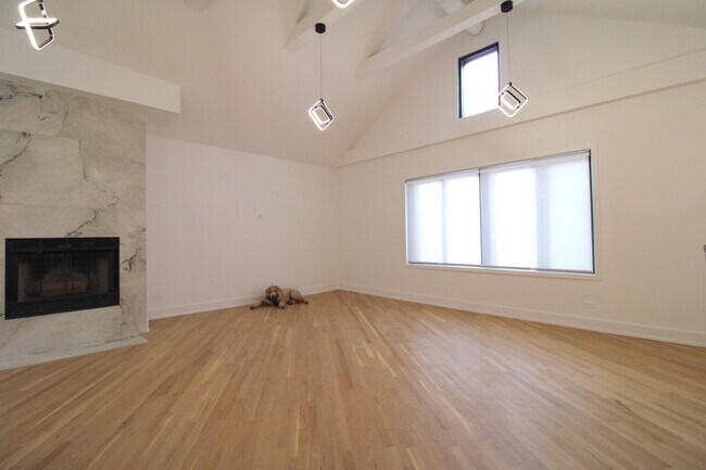 Building Photo - 933 N Ashland Ave