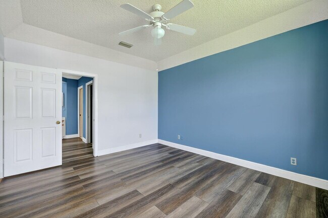 Building Photo - 6101 SE Landing Way