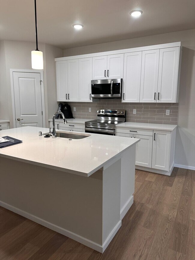 Building Photo - Beautiful Spanaway Home! Apply Today