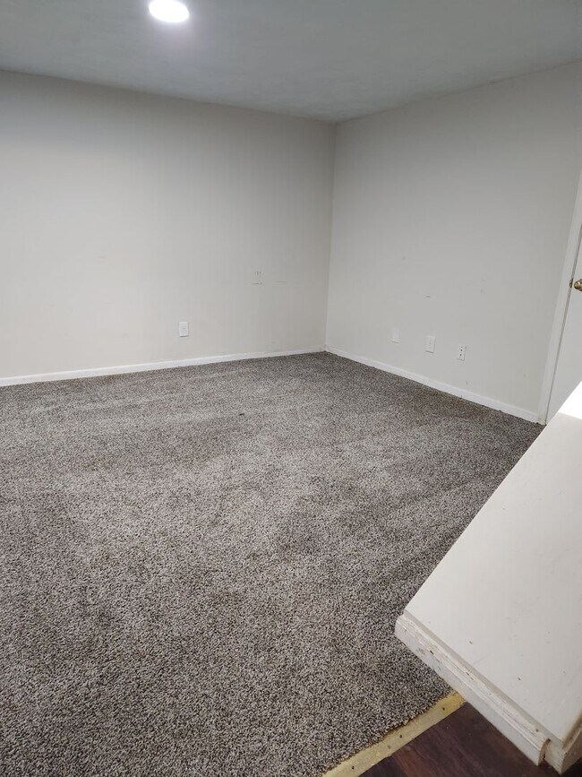 Building Photo - 3 Bedroom/1 Bath with garage