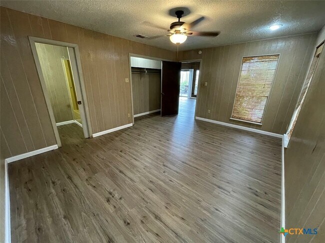 Building Photo - 1800 Charter Oak Dr