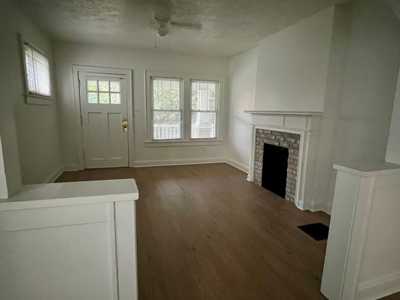 Living room - 897 Thomas Rd