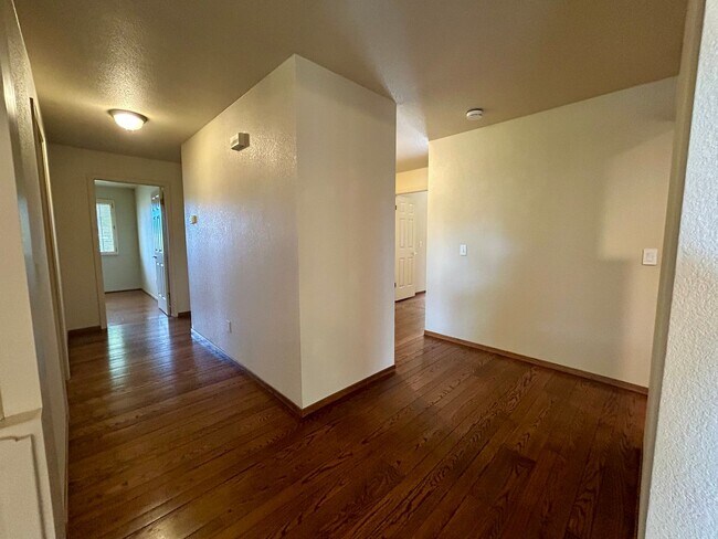 Building Photo - 8280 Oakmont Dr