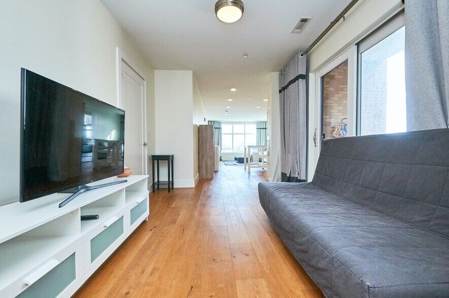 Building Photo - 250 Meridian St