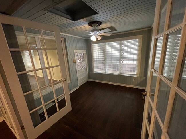 Building Photo - Downtown Nashville Charming Traditional Home