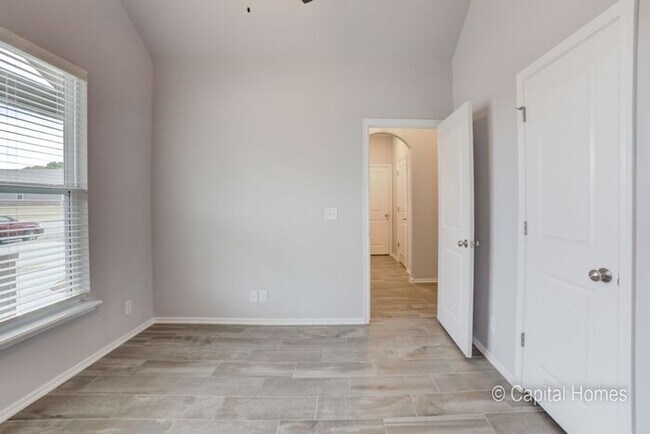 Building Photo - Move In Special! Relax In The Comfort of a...