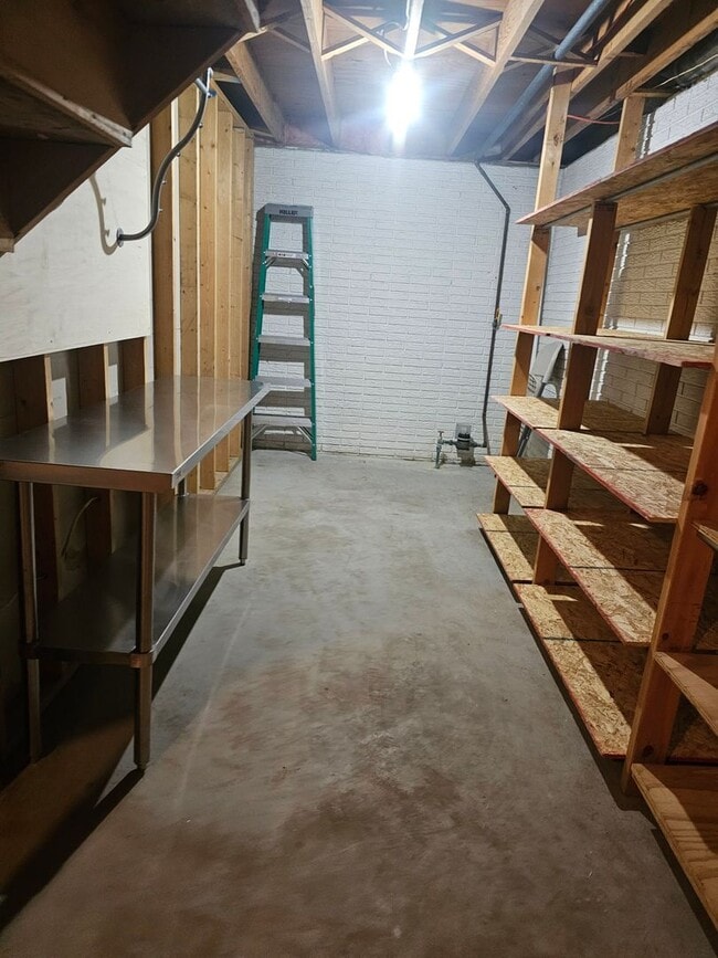 Building Photo - 2 Bedroom 2 Bath Corner Lot, In Small Town Fairfax