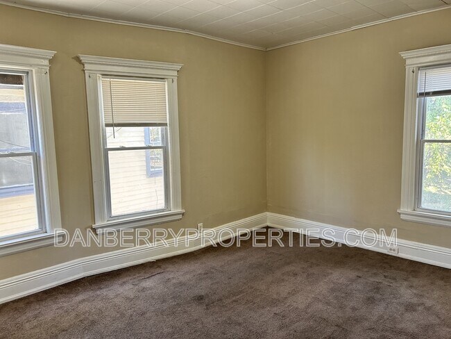 Building Photo - 102 Melrose Ave