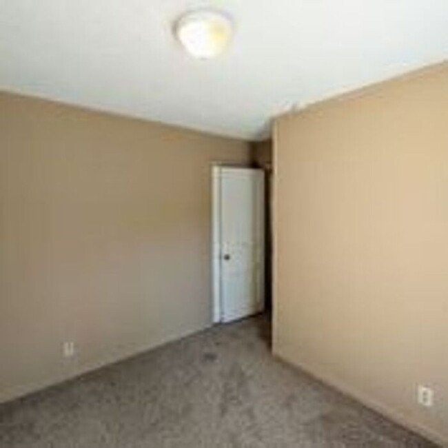 Building Photo - Cute 2 Bedroom Duplex in Kansas City!