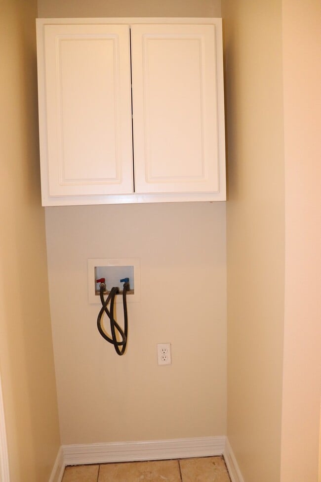 Building Photo - Lovely 3 bedroom 2 bath home for lease in ...
