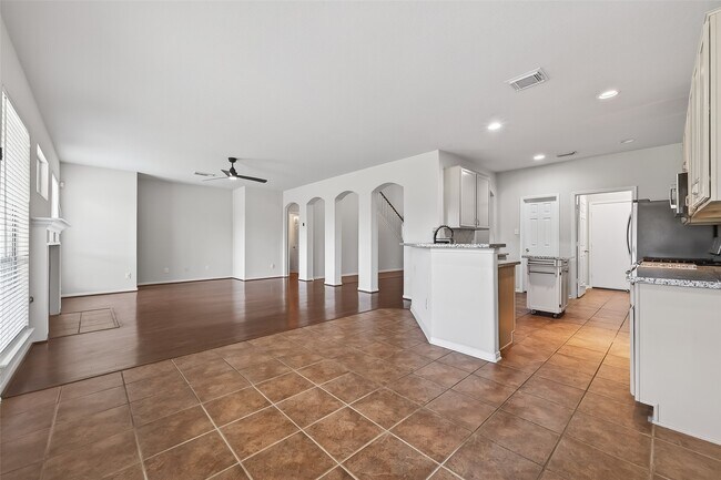 Building Photo - 14335 Plum Springs Dr