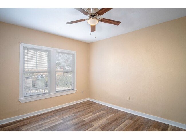 Building Photo - 907 Iowa St