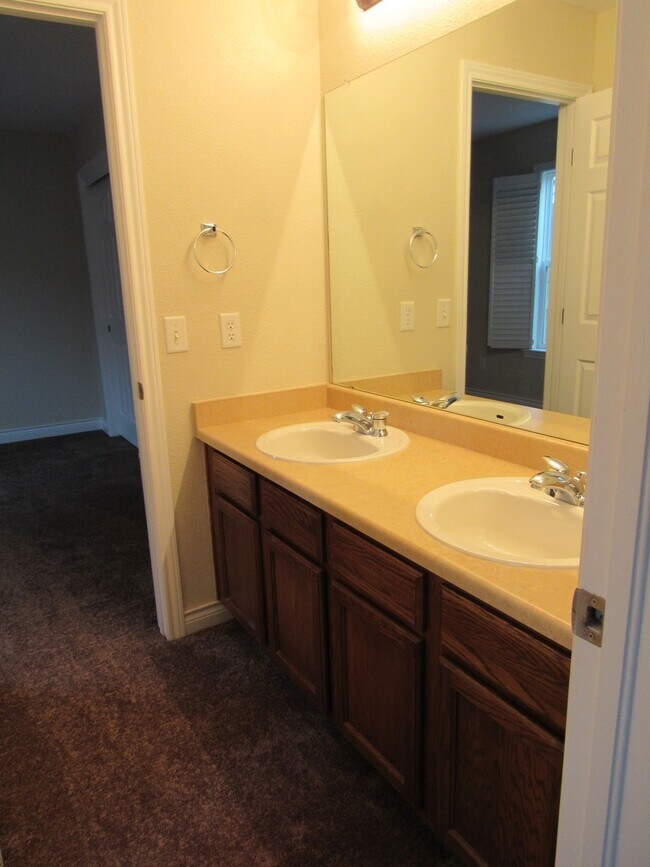 Building Photo - Rare Bradburn Single Family home including Carriage house