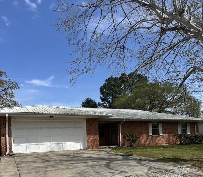 Building Photo - 424 N Webb Ave