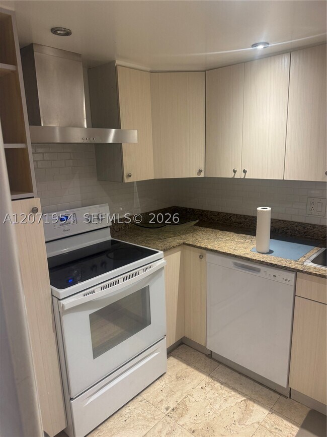 Building Photo - 3740 Inverrary Dr