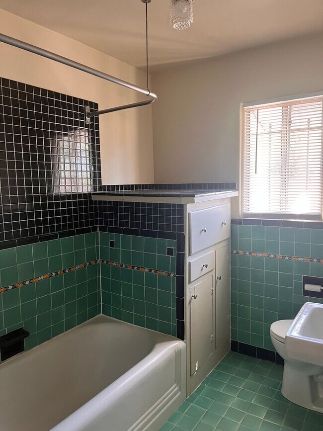 Building Photo - AVAILABLE NOW!! Delightful 1 bedroom, 1 ba...
